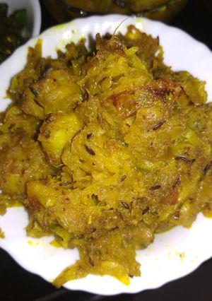 A picture of Bandhakopir ghonto (cabbage stir fry).