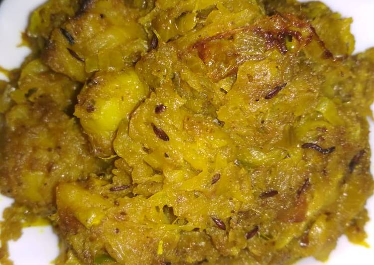 Bandhakopir ghonto (cabbage stir fry)