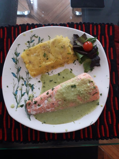 Una foto de Salmón noruego en salsa verde