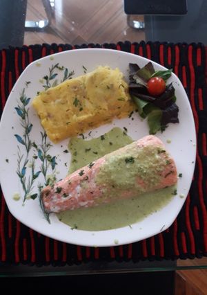 Una foto de Salmón noruego en salsa verde