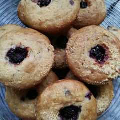 Una foto de Muffins de moras y queso parmesano