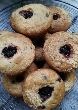 Una foto de Muffins de moras y queso parmesano