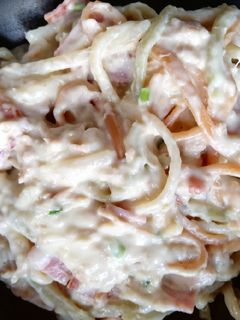 Una foto de Espaguetis con Atún en salsa de mostaza y queso