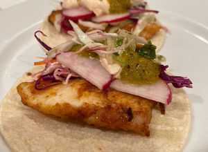 Una foto de 🐟 TACOS MAHI MAHI con dos salsas 🌮 ❤️