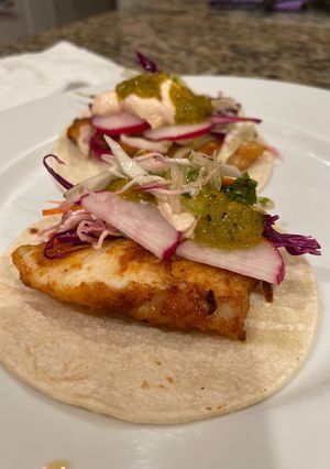 Una foto de 🐟 TACOS MAHI MAHI con dos salsas 🌮 ❤️