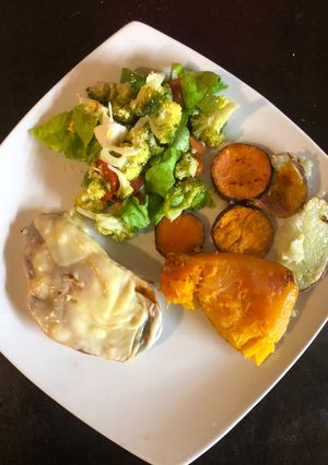 Una foto de Pollo con muzarella al horno con verduras asadas y ensalada 🍗🥔🍠🥗