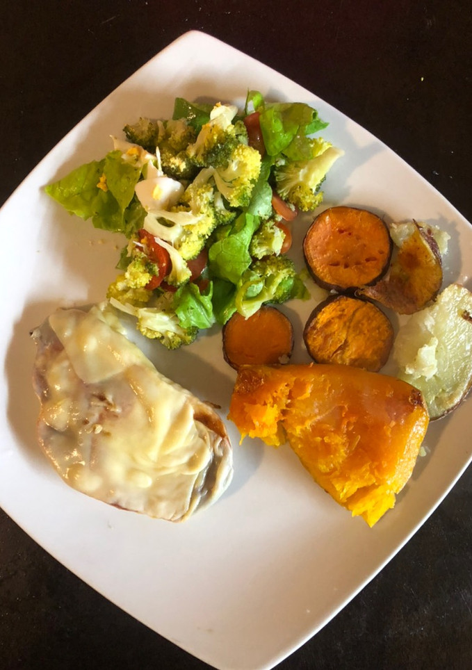 Una foto de Pollo con muzarella al horno con verduras asadas y ensalada 🍗🥔🍠🥗