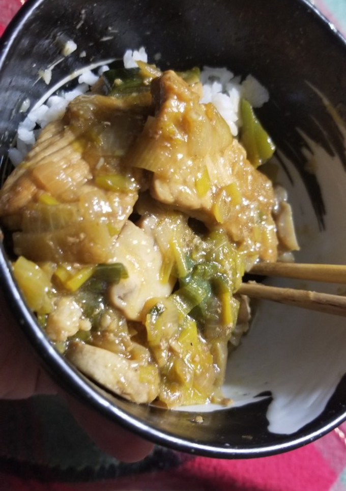 A picture of Stirfry leeks and pork.