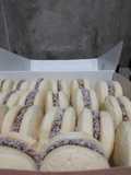 Alfajores de maicena con mucho dulce de leche