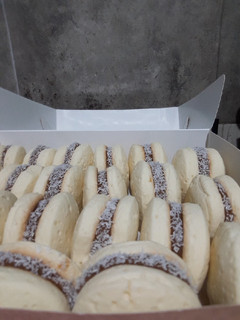 Una foto de Alfajores de maicena con mucho dulce de leche