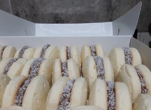 Una foto de Alfajores de maicena con mucho dulce de leche