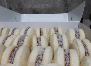 Una foto de Alfajores de maicena con mucho dulce de leche