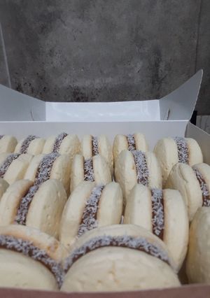 Una foto de Alfajores de maicena con mucho dulce de leche