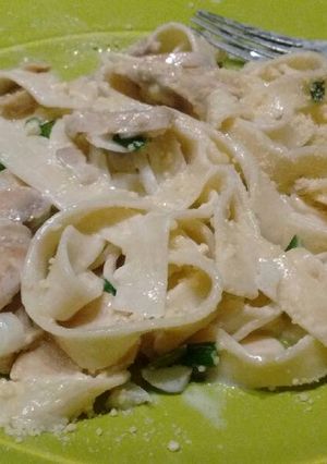 Una foto de Tallarines cinta con salsa de champiñones