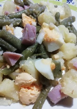 Una foto de Ensalada con mortadela