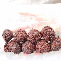 A picture of Bola-bola coklat.