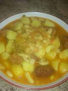 Una foto de Patatas al estragón con cúrcuma y chorizo