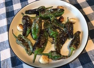 Une photo de Poivrons padrons à l ail rôti et fleur de sel