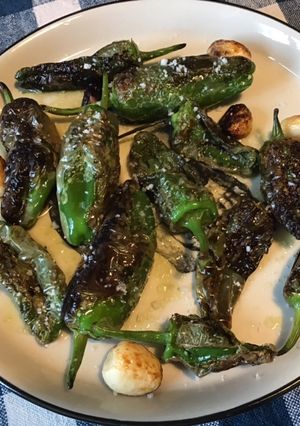 Une photo de Poivrons padrons à l ail rôti et fleur de sel