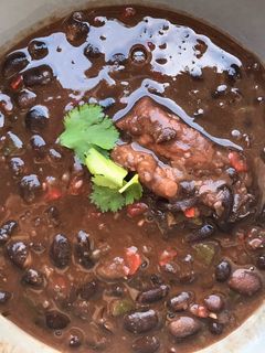 Una foto de Frijoles con costilla de cerdo