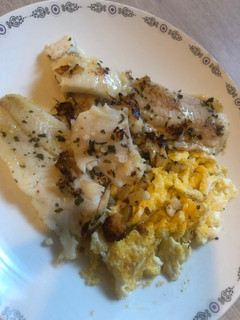 Una foto de Merluza a la plancha con ajo y perejil con guarnición de revuelto de huevo y queso 🐟🥚