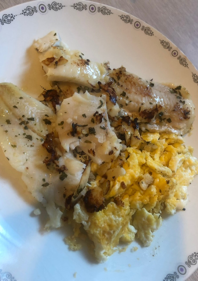 Una foto de Merluza a la plancha con ajo y perejil con guarnición de revuelto de huevo y queso 🐟🥚