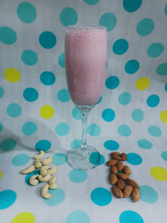 A picture of Dates strawberry shake.