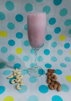 A picture of Dates strawberry shake.