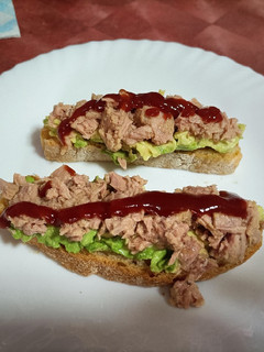 Foto principal de Tostada de aguacate y atun
