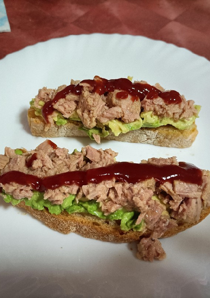 Una foto de Tostada de aguacate y atun