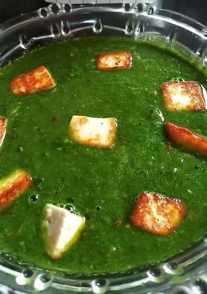 A picture of Palak paneer.