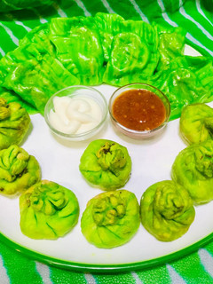 हरीयाली मोमोज (hariyali momos recipe in marathi) रेसिपी चे मुख्य फोटो