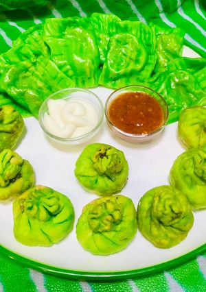 हरीयाली मोमोज (hariyali momos recipe in marathi) रेसिपी चे मुख्य फोटो