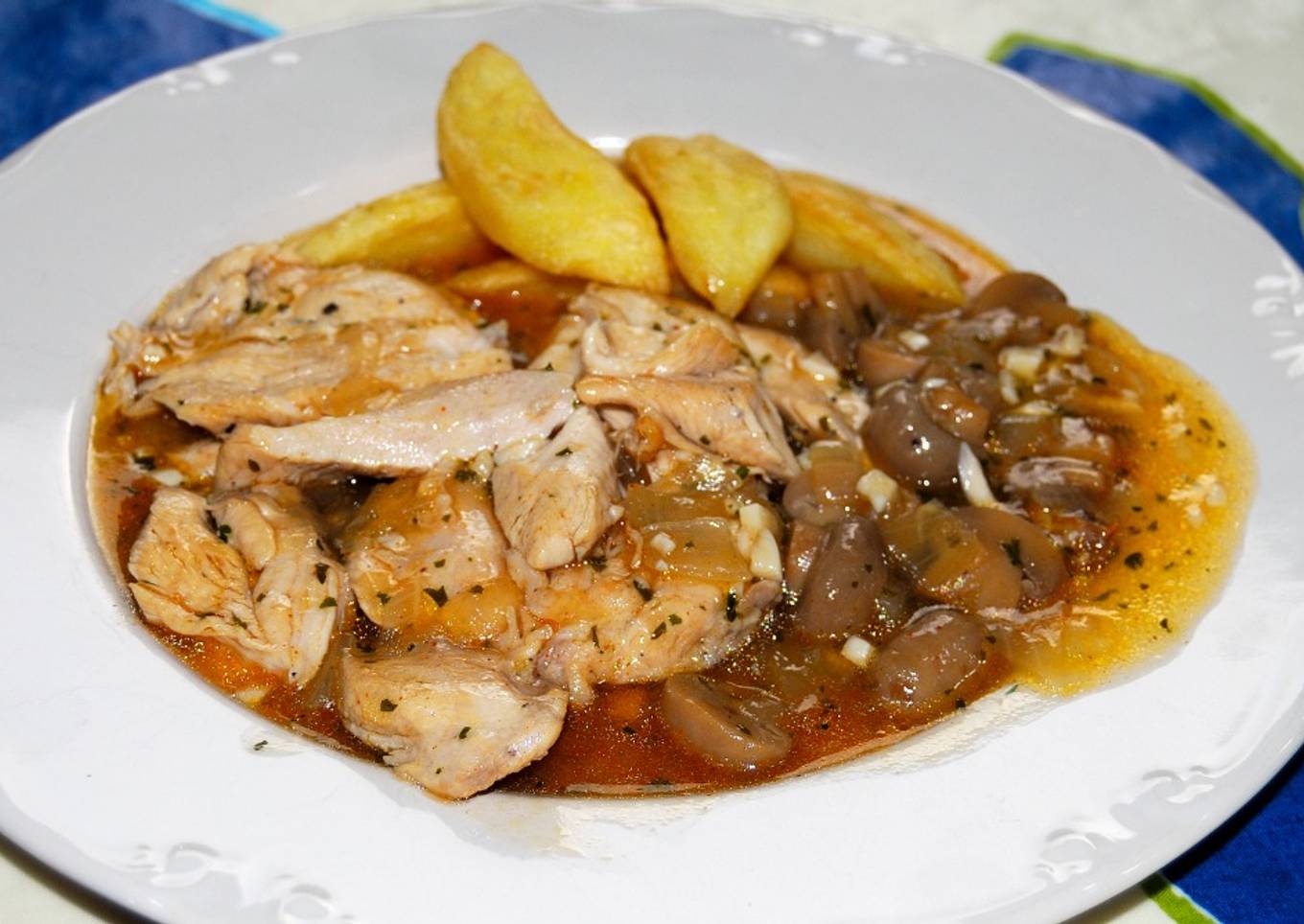 Filetes de pollo estofados con champiñones