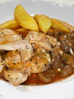 Una foto de Filetes de pollo estofados con champiñones