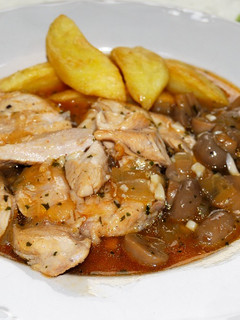 Una foto de Filetes de pollo estofados con champiñones