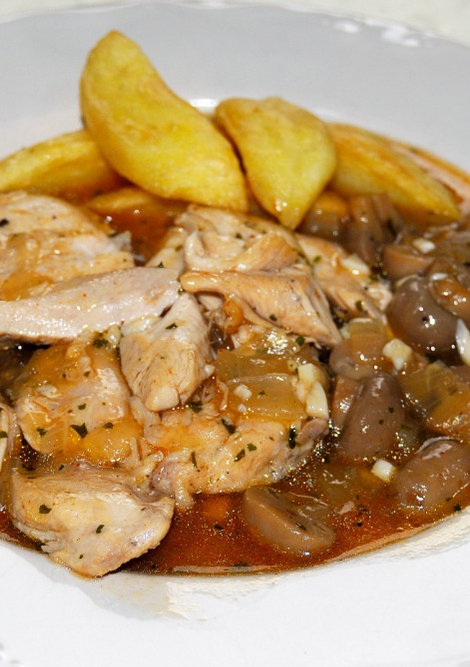 Una foto de Filetes de pollo estofados con champiñones