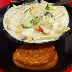 A picture of White sauce pasta.