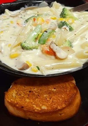 A picture of White sauce pasta.