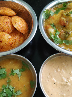 பொடி (மினி) இட்லி, சாம்பார் இட்லி செய்முறை முக்கிய புகைப்படம்