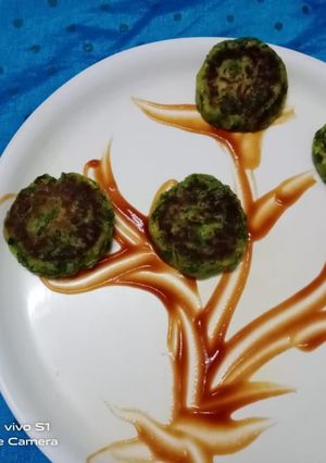 पालक पनीर कटलेट (palak paneer cutlet recipe in marathi) रेसिपी चे मुख्य फोटो 