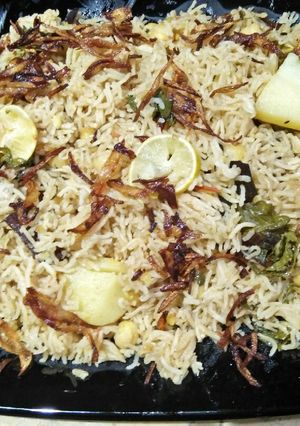 A picture of Aloo chana deghi pulao.