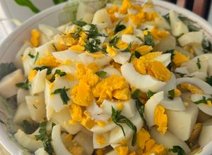 Una foto de Ensalada de Papas huevo y Perejil