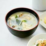 Mushroom & Tofu Miso Soup (きのこと豆腐味噌汁）
