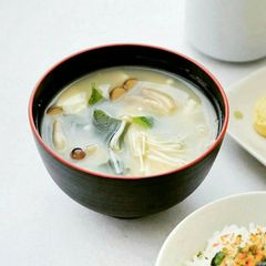 A picture of Mushroom & Tofu Miso Soup (きのこと豆腐味噌汁）.