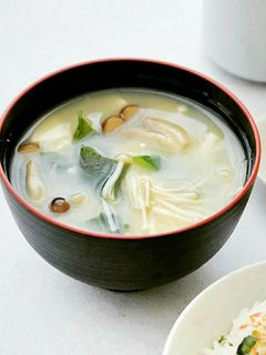 A picture of Mushroom & Tofu Miso Soup (きのこと豆腐味噌汁).