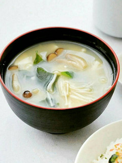 A picture of Mushroom & Tofu Miso Soup (きのこと豆腐味噌汁).