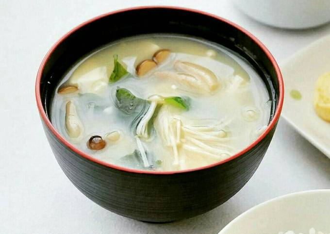 Recipe of Super Quick Homemade Mushroom & Tofu Miso Soup (きのこと豆腐味噌汁）