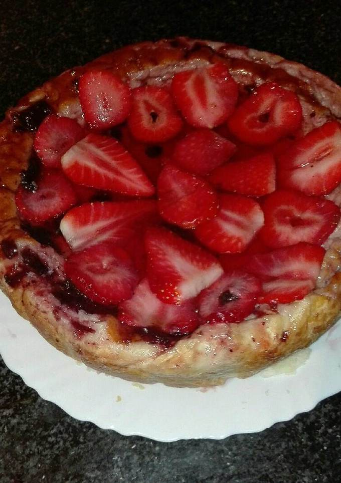 Una foto de Flan de queso y fresa en hojaldre en la olla GM g