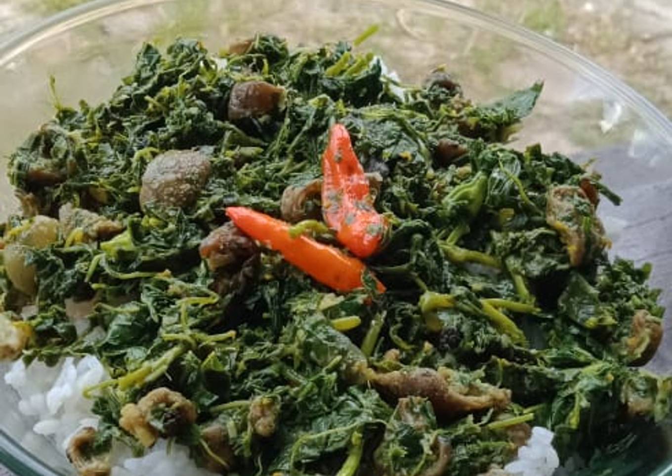 Oseng usus babi daun singkong
